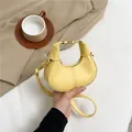 Mini sac hobo jaune en similicuir lisse avec ferrures dorées et bandoulière réglable - Jaune