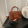 Bolso de mano vintage marrón brillante con letras doradas y correa de hombro ajustable - Marrón