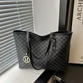 Grand sac cabas noir et gris avec motif en M et pendentif métallique doré élégant - Noir