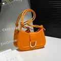 Borsa a spalla arancione brillante minimalista con fibbia a ferro di cavallo dorata - Arancione