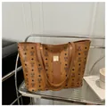 Bruine shopper met berenprint en litchi kunstleer voor dagelijks woon-werkverkeer - Bruin