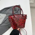 Sac à bandoulière tendance à motif léopard rouge et noir avec finition brillante et poignées - Rouge