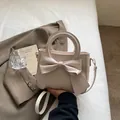 Bolso de mano beige de piel sintética para mujer con lazo grande y asa superior - Blanco Roto