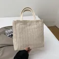 Minimalistische beige geweven strooien draagtas met crèmekleurige hengsels en magneetsluiting - Khaki