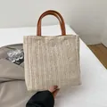 Vierkante geweven rieten tas met bruine leren handvatten en natuurlijke beige textuur - Bruin