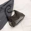 Bolso tote retro de cuero PU marrón oscuro con bolsillo de cremallera y estampado - Marrón