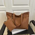 Grand sac cabas marron aspect cuir avec pochette assortie et détails dorés élégants - Marron