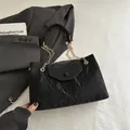 Schwarze Schultertasche aus gerafftem Kunstleder mit goldener Kette für Damen in 2025 - Schwarz