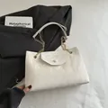 Schicke beige Tragetasche mit Crinkle-Struktur und goldener Kette für das Büro - Weiß