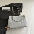Silberne Falten-Schultertasche mit Goldkette für Damen, stilvoller Shopper-Stil für Alltag - Silber
