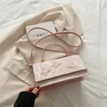 Petit sac carré rose clair avec broderie papillon 3D et poignée dorée élégante - Rose
