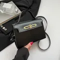 Borsa a mano classica in pelle nera con dettagli dorati e tracolla regolabile - Nero