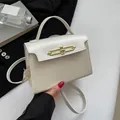 Elegante borsa a mano squadrata color crema con manico e chiusura in metallo dorato - Bianco