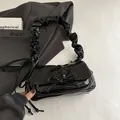 Bolso de hombro en charol negro brillante con asa fruncida y detalle de lazo - Negro