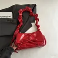 Bolso de hombro rojo para mujer con asa plisada, lazo y colgante de borla elegante - Rojo