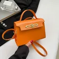 Bolso trapezoidal retro naranja brillante con cierre de cadena dorada y correa extraíble - Naranja