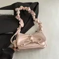 Elegante bolso de axila rosa claro con correa plisada y detalle de lazo en ecopiel - Rosa