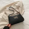 Bolso de hombro trenzado negro con detalle de lazo dorado para un estilo de verano - Negro