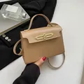 Elegante borsa a mano in pelle cammello con chiusura a catena dorata e tracolla - Cachi