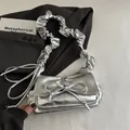 Bolso de hombro plateado metálico con lazo grande y correa plisada para mujer - Plateado
