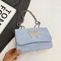 Hellblaue gefaltete Schultertasche mit silberner Schmetterlingsschnalle und Kette - Blau