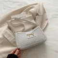 Elegante bolso hobo blanco tejido con detalle de lazo metálico dorado y correa - Blanco