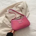 Bolso hobo trenzado rojo rosa con lazo de metal dorado y correa de hombro a juego - Rosa
