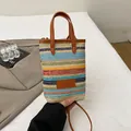 Borsa a tracolla intrecciata a righe colorate con manico in pelle marrone e patch moda - Marrone