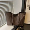 Borsa tote vintage marrone con stampa monogramma M e lunghi spallacci per spalla - Marrone