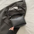Bolso de mano clásico negro en cuero PU trenzado con elegantes detalles en metal dorado - Negro