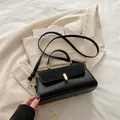 Sac carré bandoulière en cuir noir avec ferrures dorées et poignée supérieure - Noir