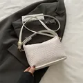 Bolso bandolera tejido blanco con herrajes dorados y correa ajustable en estilo elegante - Blanco