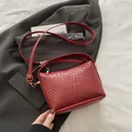 Elegante bolso bandolera trenzado burdeos con detalles dorados y correa ajustable - Rojo