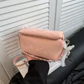 Sac bandoulière rose motif serpent avec chaîne argentée et breloque dentelle perle - Sac Unique / Rose