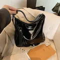 Bolso tote negro brillante de cuero sintético con placa metálica plateada - Negro