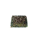 Elegante borsa quadrata con catena e paillettes colorate iridescenti su fondo nero - Verde