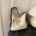 Bolso de hombro chic en contraste crema y marrón con logo de triángulo y cremallera de metal - Blanco