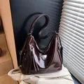 Bolso tote burdeos brillante en cuero charol con borlas y detalle de logotipo - Marrón