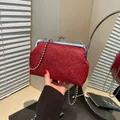 Elegante pochette da sera con paillettes rosse con cornice argento e tracolla a sfere - Rosso