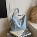 Sac fourre-tout bleu clair en cuir synthétique brillant avec logo et pompons - Bleu
