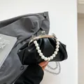 Borsa nuvola nera a pieghe con manico di perle e chiusura in metallo argento - Nero