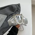 Borsa a nuvola plissettata argento metallizzato con manico di perle e catena - Argento