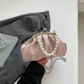 Borsa a nuvola plissettata rosa chiaro con manico di perle e catena in argento - Rosa Chiaro