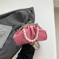 Borsa a nuvola rosa a pieghe con manico di perle e tracolla a catena argento - rosa acceso