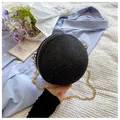Elegante borsa da sera a sfera nera glitterata con catena d'oro sul letto morbido - Nero
