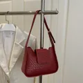 Sac à bandoulière tressé rouge avec sangle réglable au style hobo vintage - Rouge