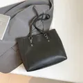 Bolso tote grande de cuero negro clásico con detalles dorados para oficina y uso diario - Negro