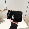 Borsa quadrata nera in pelle scamosciata con catena dorata e fibbia ovale chic - Nero