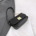 Elegante zwarte kunstlederen crossbodytas met gouden gesp en ketting schouderband - Zwart