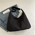 Grand sac fourre-tout minimaliste en nylon noir avec bandoulière réglable pour usage quotidien - Noir